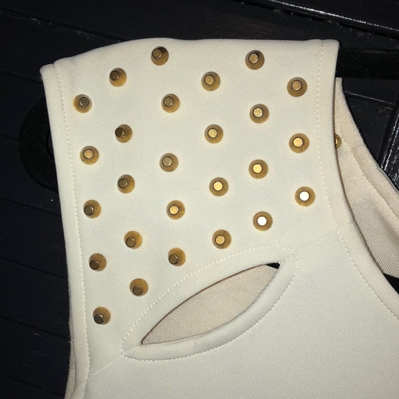 Romeo & Juliet dress gold studs - Picture 2 of 4